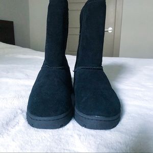 RJ’s Fuzzies Black Sheepskin Boots